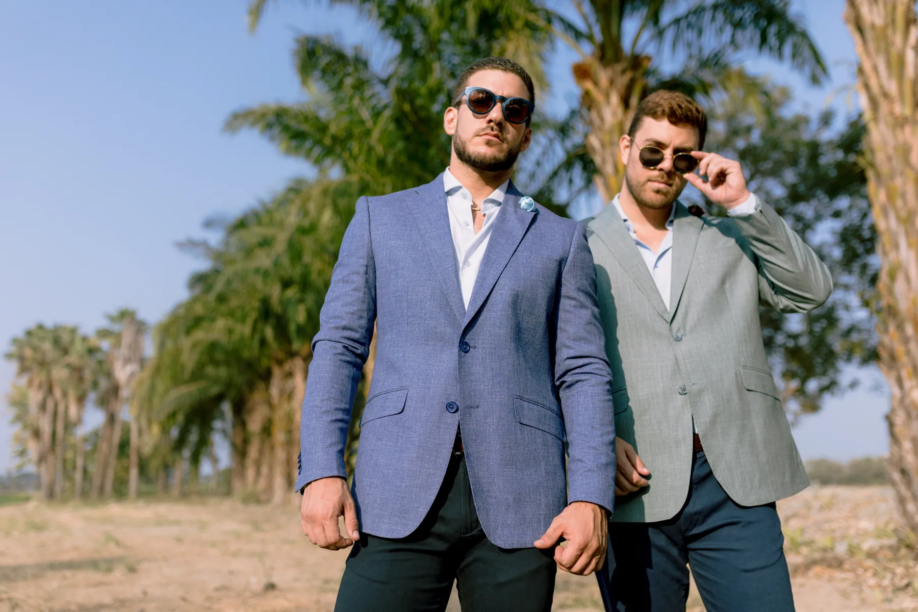 Dos modelos con levas en tonos azul y verde en una sesión exterior de ADAMS