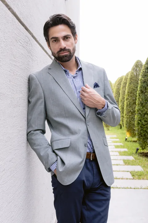 Modelo con leva gris y pantalón azul de la sesión Mocolí de ADAMS