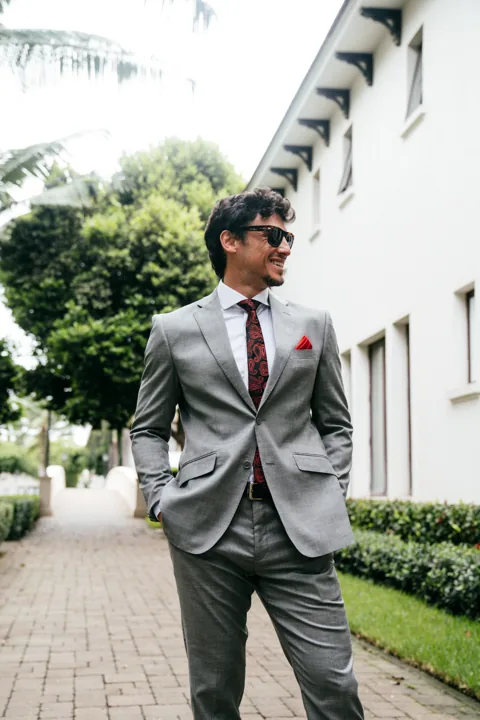 Modelo con terno gris y corbata para una ocasión especial