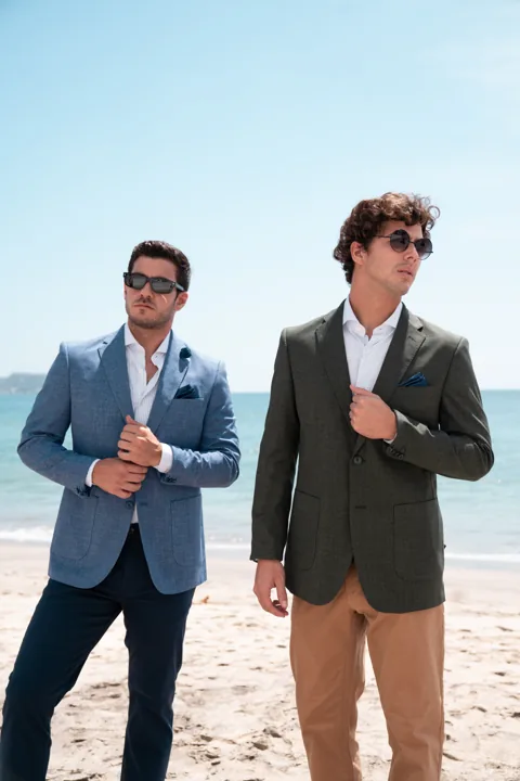 Dos modelos con levas junto al mar en la sesión Salinas de ADAMS
