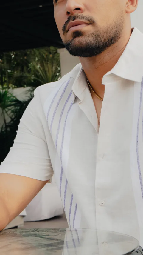 Detalle de una camisa clara de manga corta en una sesión de ADAMS