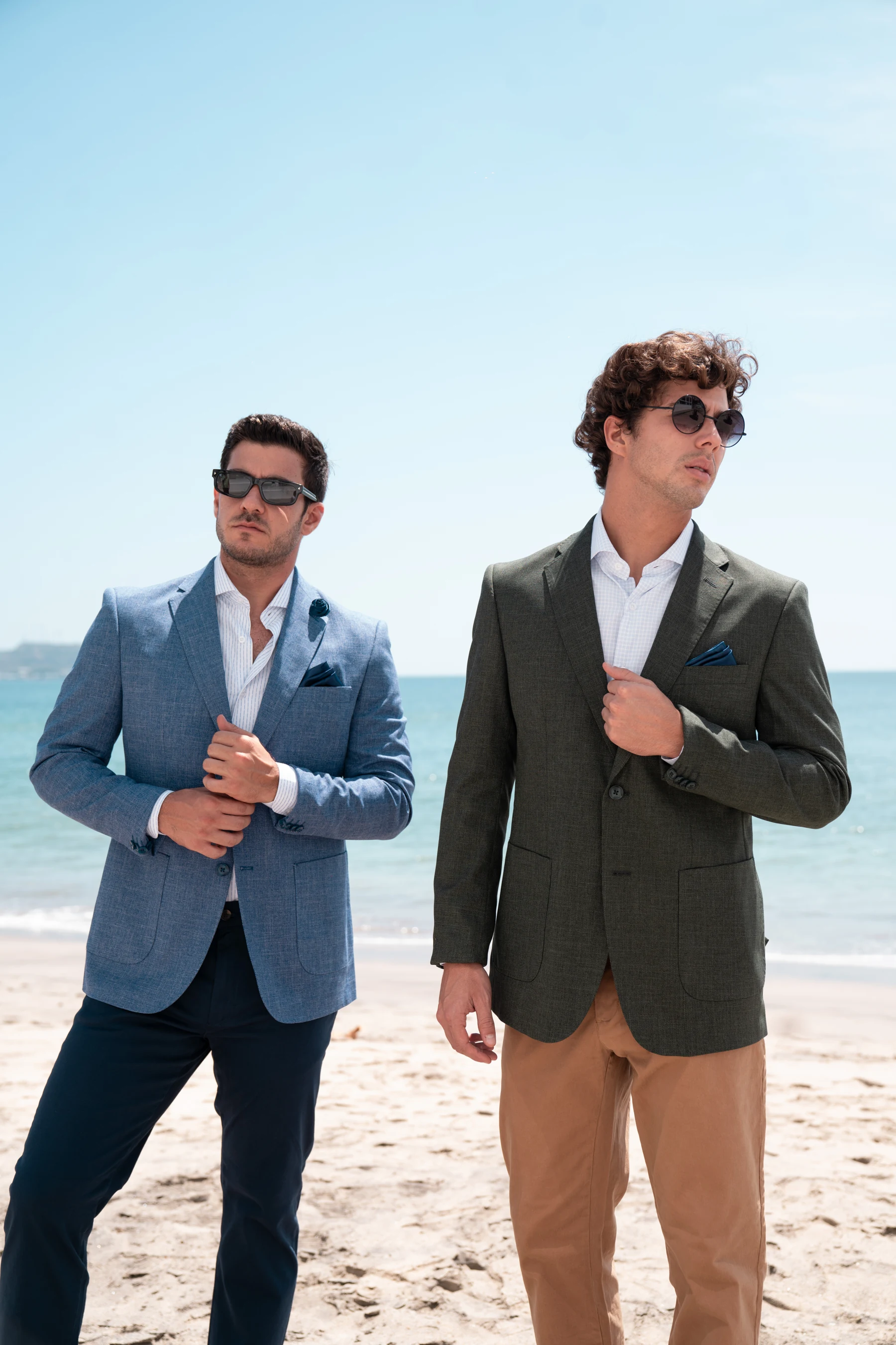 Dos looks de ADAMS fotografiados junto al mar