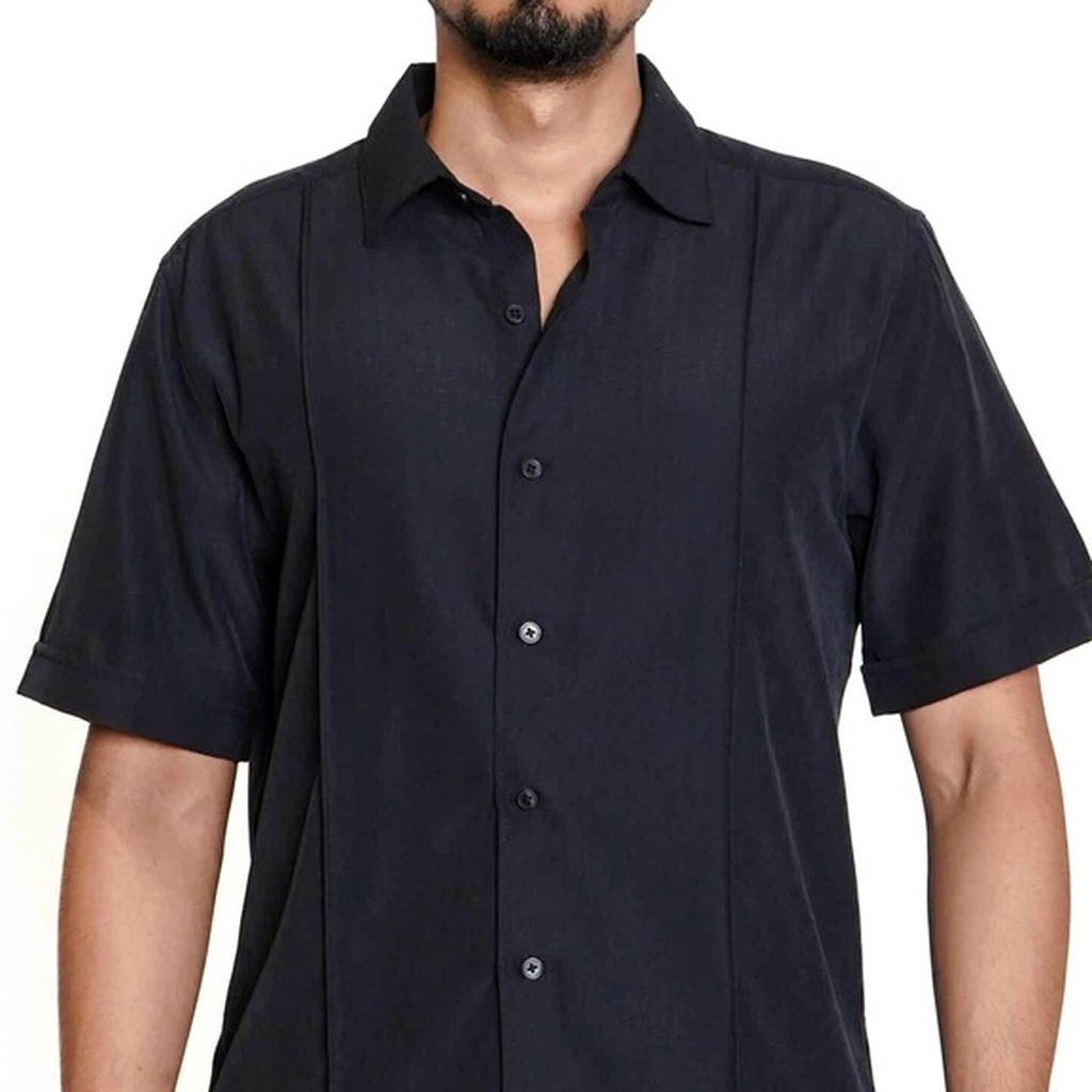 [CUWME029-003/M] Camisa Cubavera Manga Corta Jet Negro Modelo Cuw